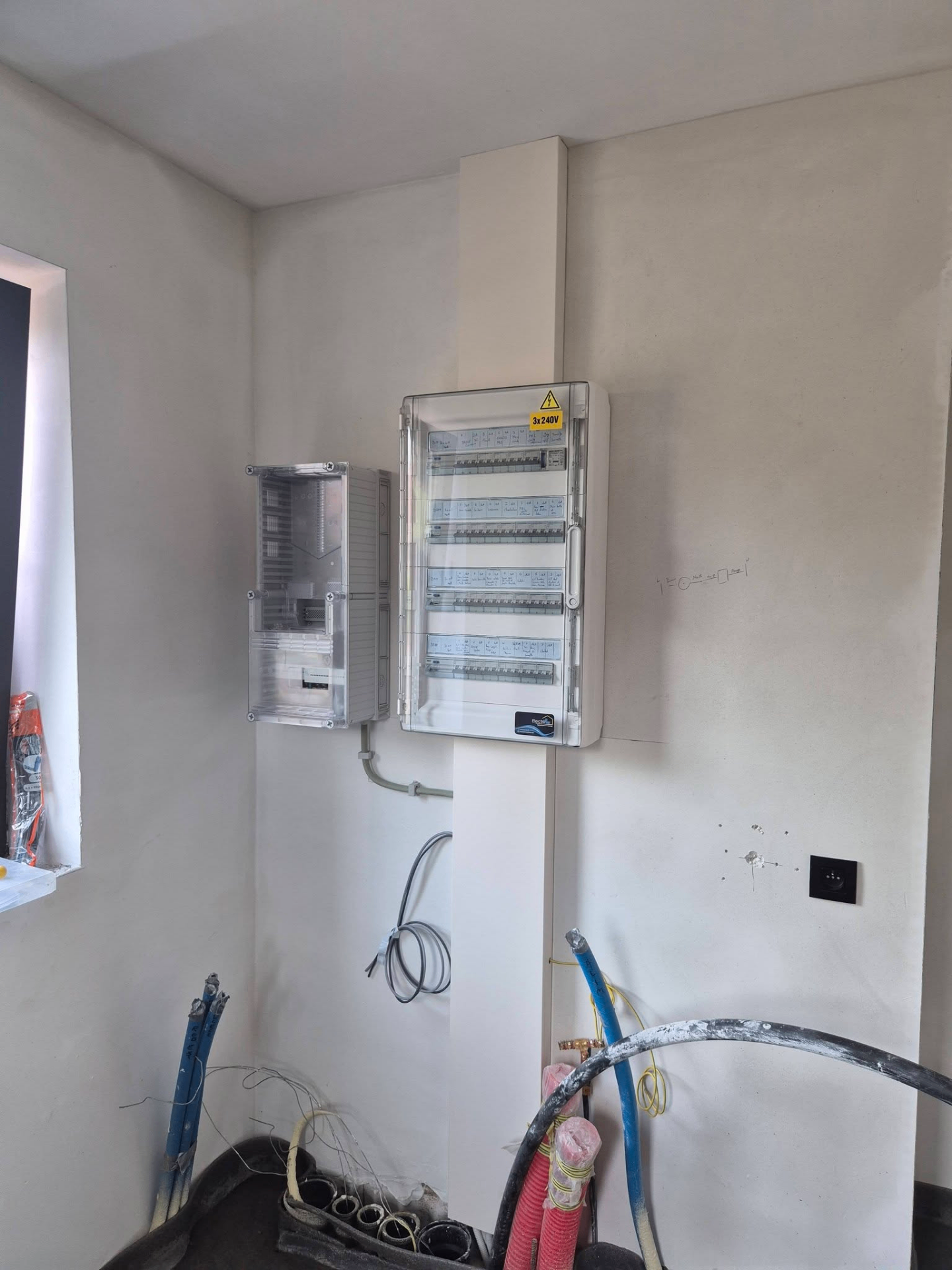 Nouveau tableau électrique résidentiel posé dans une maison en construction à Binche