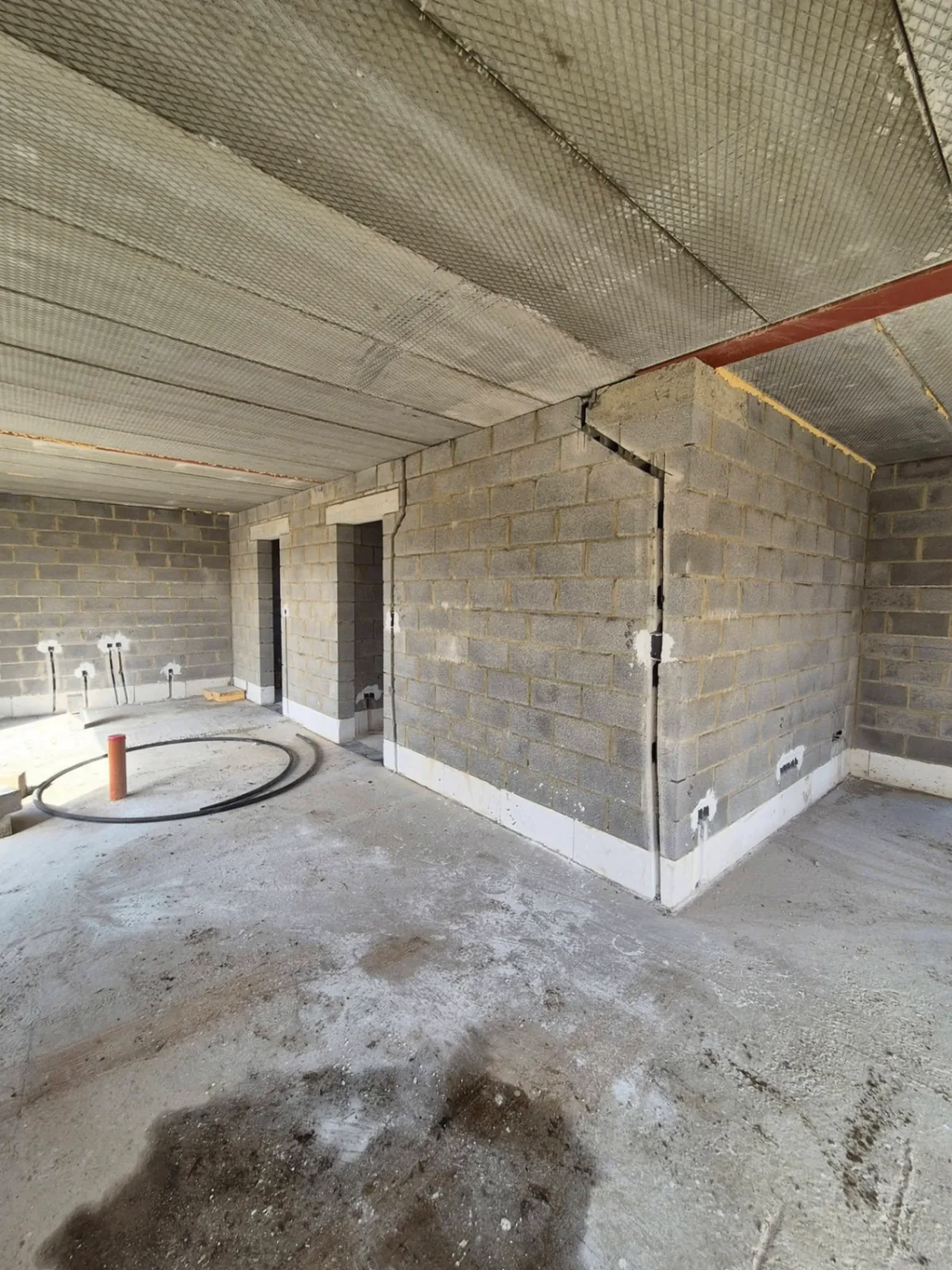 Saignées et broches électriques dans la pièce de vie d'une nouvelle construction à La Louvière