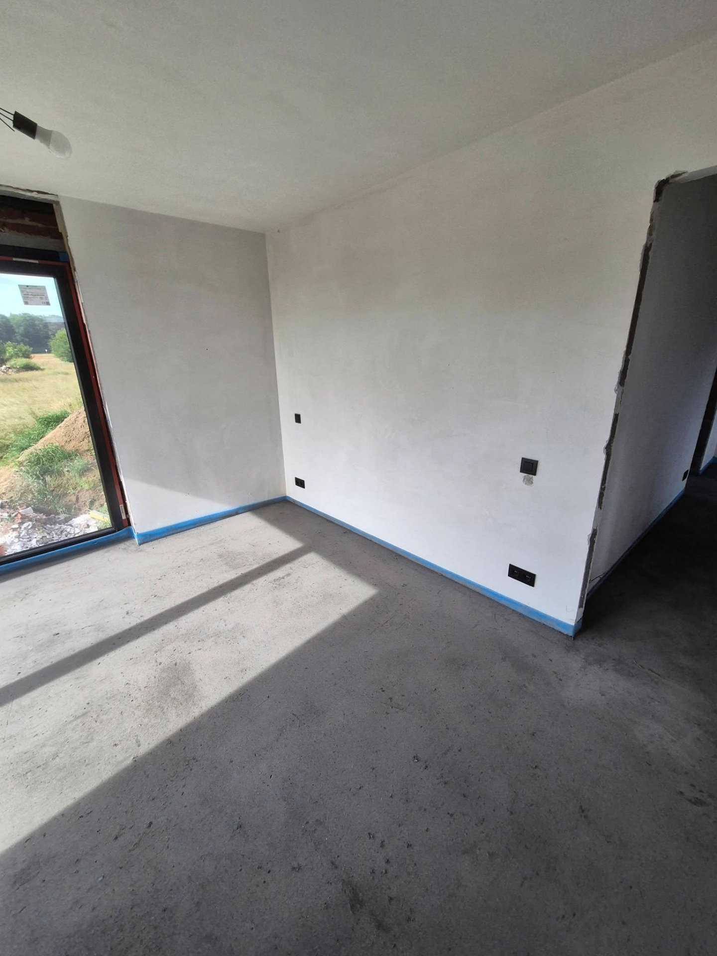 Pièce de vie prête à recevoir l'appareillage électrique dans une nouvelle construction à Binche