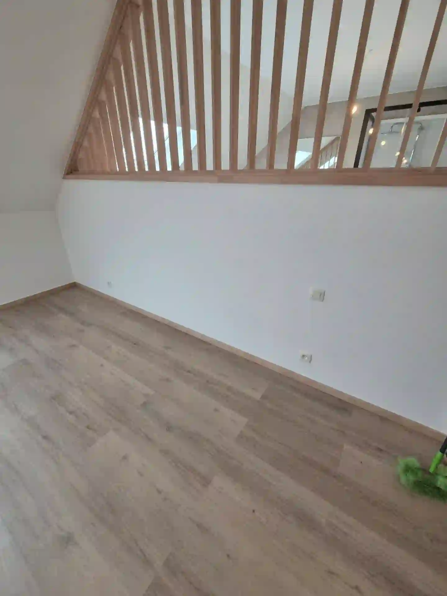 Points lumineux et prises posés dans une mezzanine avec verrière bois à Mons
