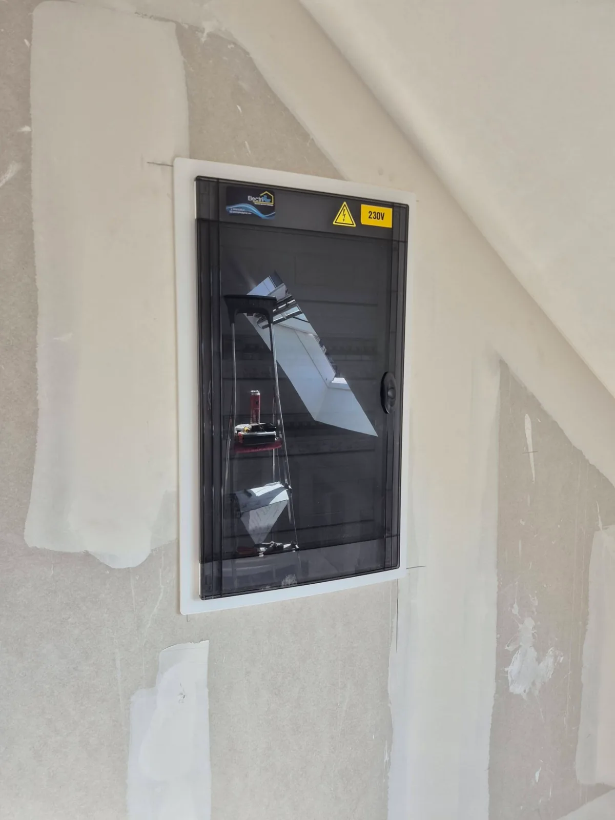 Coffret électrique fermé avec porte fumée ElectriPilar à Soignies