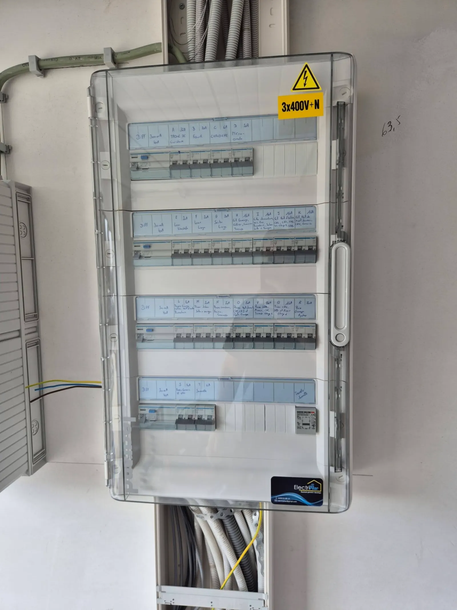 Tableau électrique triphasé 3x400V+N étiqueté et fermé, signature ElectriPilar à Soignies