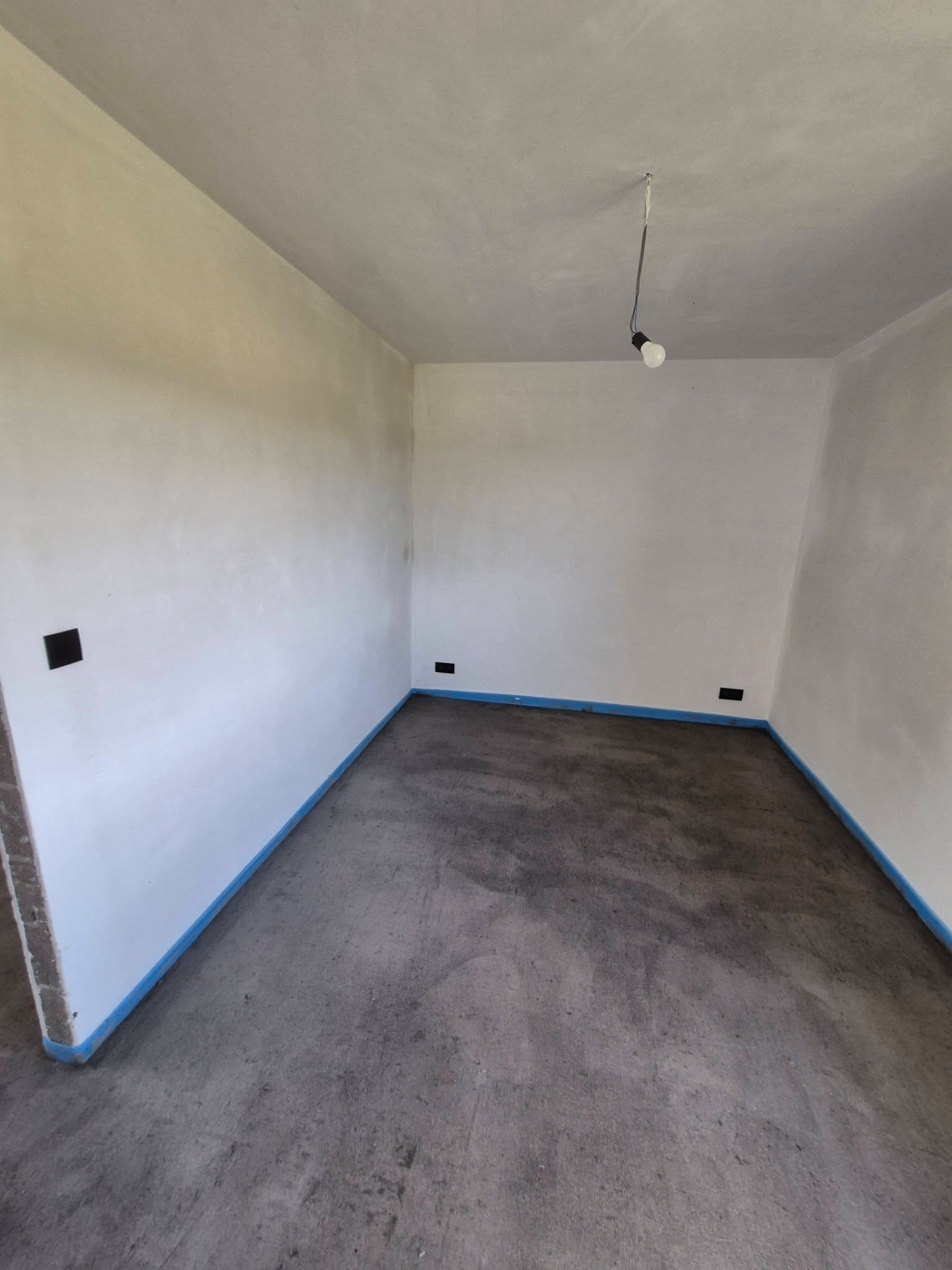 Chambre d'une maison neuve à Binche avec prises et point lumineux déjà en place