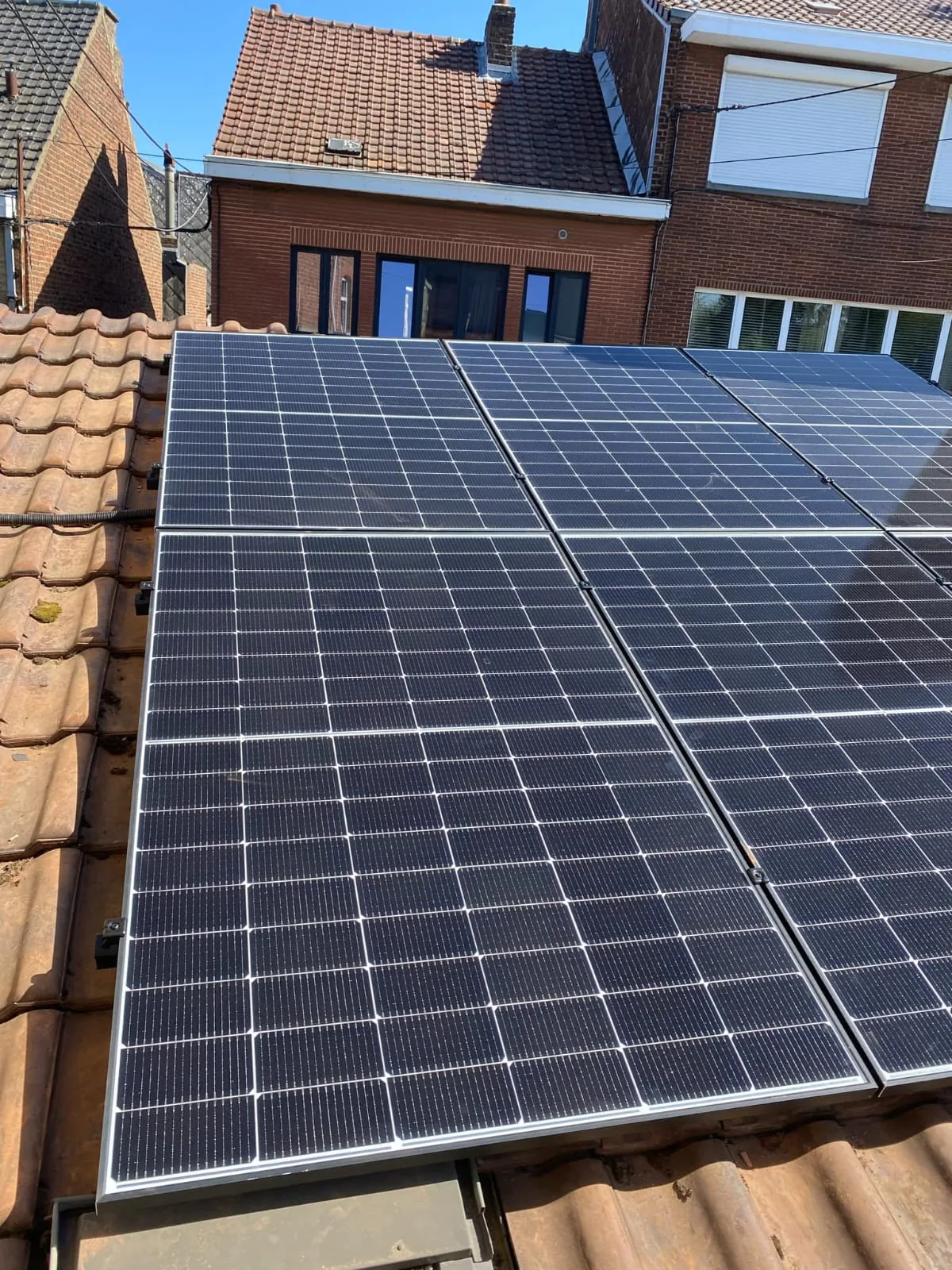 Toiture équipée de panneaux photovoltaïques dans le Hainaut