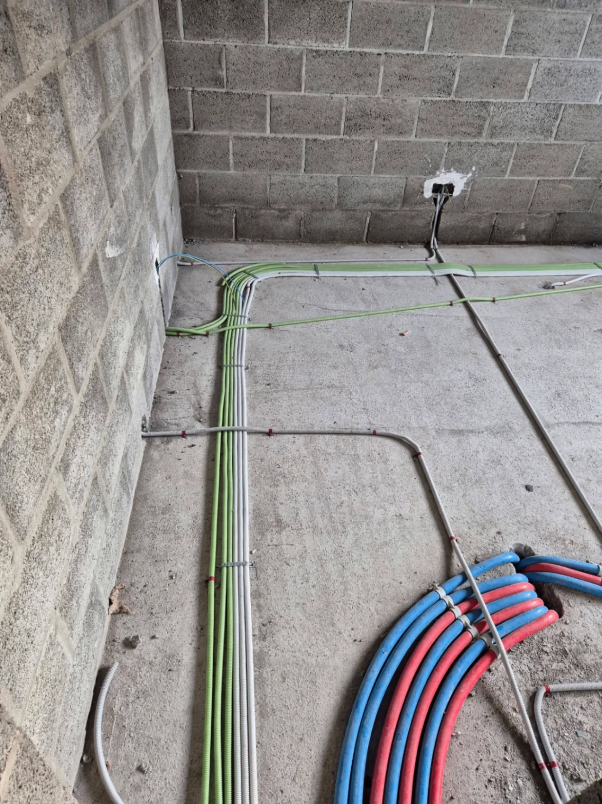 Traçage et passage des câbles électriques au sol dans une nouvelle construction à Ath