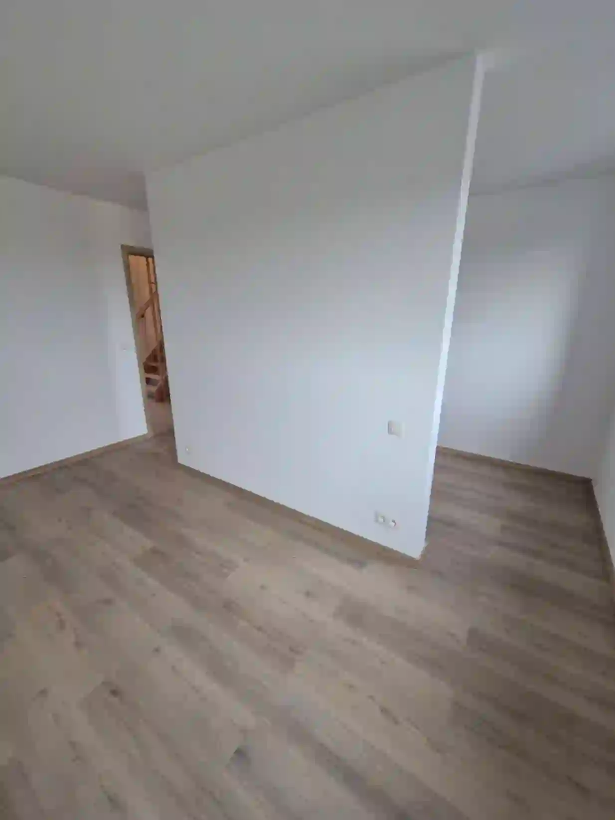 Prises et interrupteurs posés dans une chambre d'une nouvelle construction à Mons