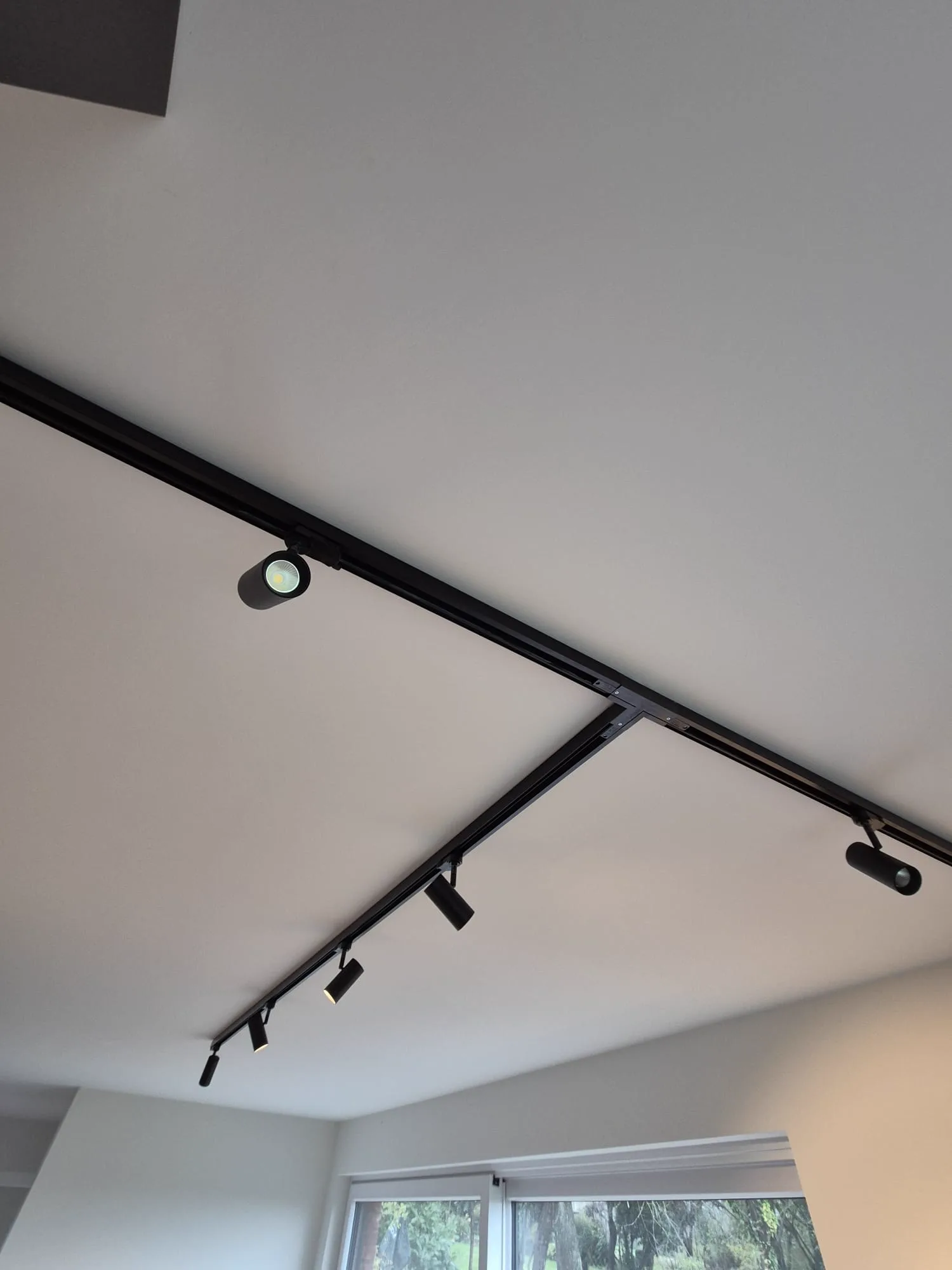 Installation de rails d'éclairage LED noirs, finition moderne à Soignies