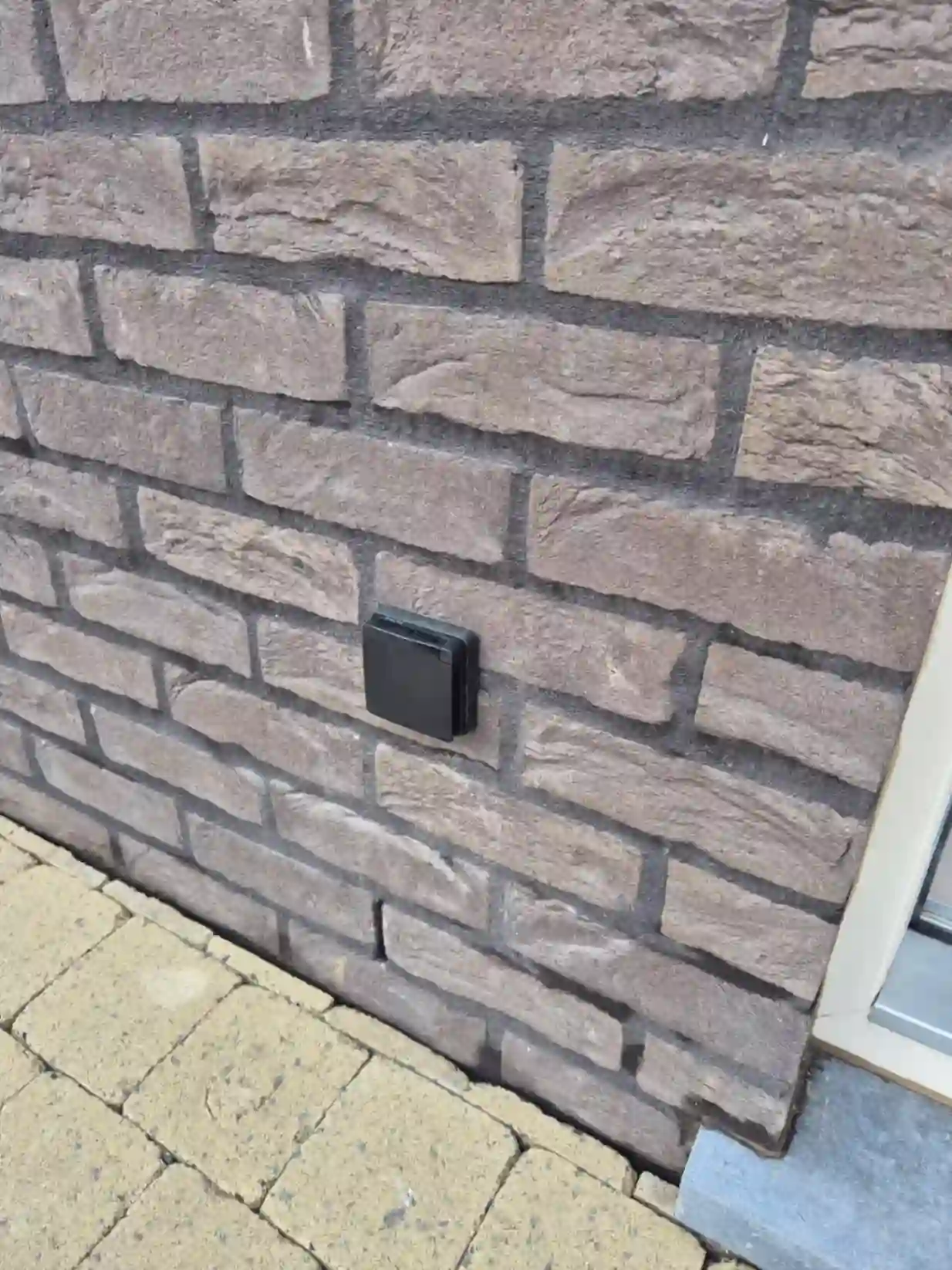 Prise extérieure étanche IP54 encastrée en façade brique à Mons