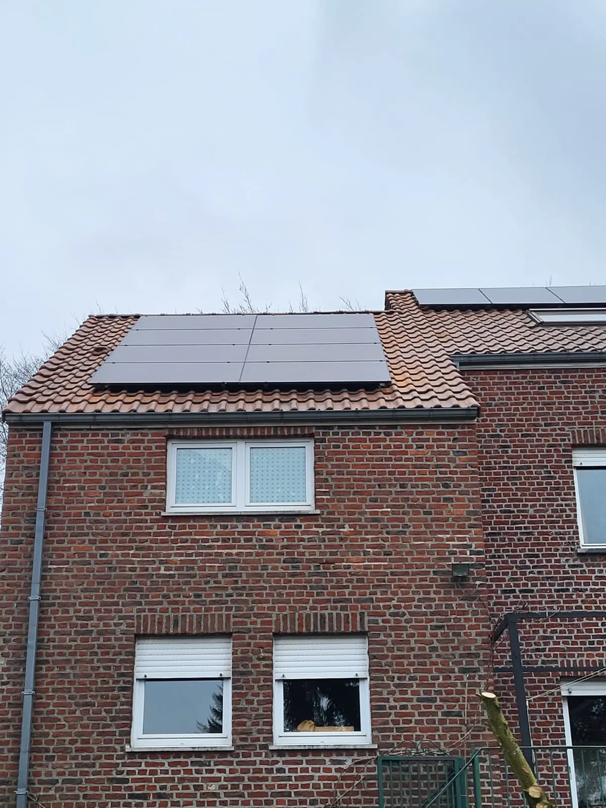 Panneaux photovoltaïques noirs full black posés sur toiture en tuiles à Nivelles, vue de la façade arrière